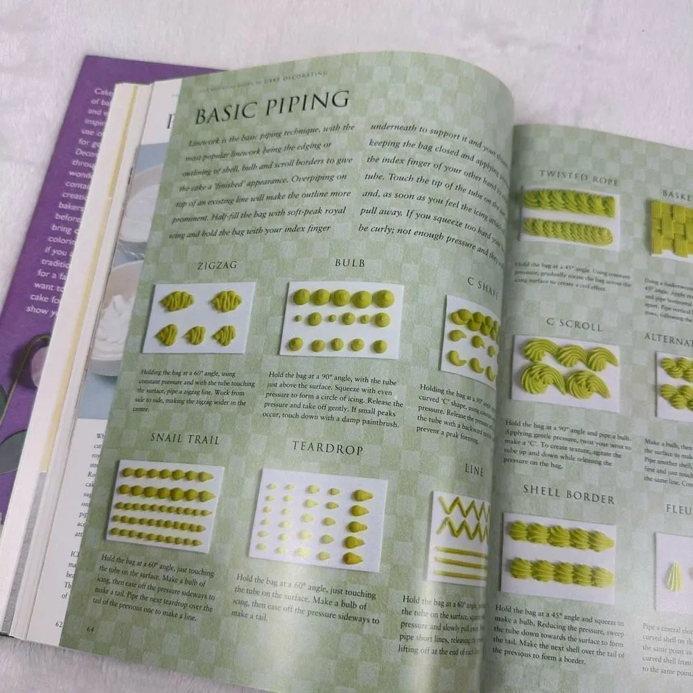 The‎ Essential Cake Decorating Guide Book